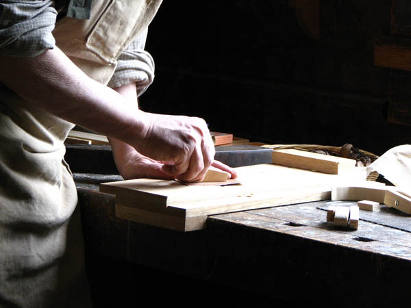 Nuestro equipo de profesionales cuenta  con muchos años de contrastada <strong>experiencia</strong> en el sector de la <strong>carpintería de madera en Galisteo</strong>.